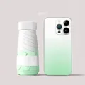 Mini flacher 5-fach Regenschirm in Grüngradient neben Handy für den Größenvergleich - Verlauf Grün