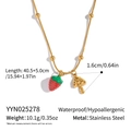Detailansicht der 18K vergoldeten Edelstahlkette mit Erdbeer- und Pilzanhängern - Erdbeer- und Pilzstil (YYN025278)
