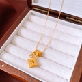 Gros plan sur le collier à pendentif trèfle en plaqué or 18k serti de zircones - Or - Plaqué Or Véritable
