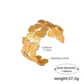 Dettaglio del bracciale rigido traforato in acciaio inossidabile placcato oro 18K a farfalla - Oro