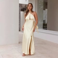 Elegante abito lungo in raso crema con scollo all'americana e spacco alto laterale - S / Giallo chiaro