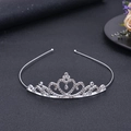 Detailansicht des silbernen Diadems in Herzform mit Strasssteinen und filigranem Muster - Krone Stil B / Silber