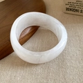 Minimalistischer Acryl-Armreif mit weißem Marmormuster und poliertem breitem Band - Klarweiß