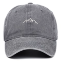 Détail de la casquette délavée grise montrant la broderie de montagne et la texture coton - Taille Unique(Réglable) / Gris