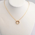 Elegante goldene Halskette mit funkelnden Kristallen an einem weißen Halsmodell - 18K Gold / Gold