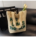 Beige strooien draagtas met groen Here Comes The Sun borduurwerk op leren bank - Broken Wit
