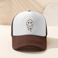 Gorra trucker bicolor marrón y blanca con estampado de cara sonriente suave - café