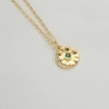 Collar de luna y estrella dorada con colgante de gema verde redonda y circonitas blancas - Luna