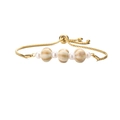 Dettaglio di un bracciale dorato regolabile con perle in ceramica a spirale e bianche - Perla di Anguria Giallo Terra + Acciaio Inossidabile + Perla d'Imitazione