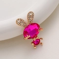 Dettaglio charm coniglio dorato con gemma rosa e strass per decorazioni fai-da-te - Coniglio di Gemma / Coniglio Rosso Rosa