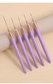 Dettaglio di 5 pennelli viola per nail art e oro rosa disposti su un supporto grigio - 15mm / Viola