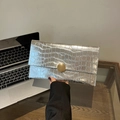 Borsa pochette argento in finta pelle con trama a coccodrillo e fibbia dorata - Argento