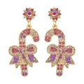 Detailansicht der Zuckerstangen-Ohrringe mit bunten Strasssteinen und goldener Schleife - Rosa Lila Strass Zuckerstange / Lila