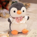 Süßes graues Pinguin-Plüschtier mit rosa Schleife und Perlenblume auf Geschenkbox - Umhang-Pinguin / 25cm