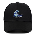 Casquette de baseball noire avec broderie Grande Vague et texte japonais, vue de face - Réglable / Noir