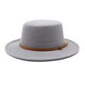 Détail d'un chapeau en feutre gris clair à sommet plat avec ceinture en cuir marron - M (56-58cm) / Gris clair