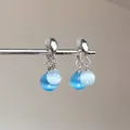 Vue détaillée des boucles d'oreilles papillon vintage avec perles bleues sur tiges en argent - 12# Tige en Argent - Argent Bleu (Perle Œil de Chat)
