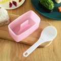 Roze rechthoekige rijstbalvorm en witte lepel op houten plank voor sushi bento set - Handige Rechthoek met Lepel / Roze