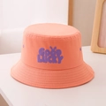 Dettaglio cappello a secchiello in cotone arancione per bambini con ricamo GOOD LUCKY - 52cm (2-5 Anni) / Arancione
