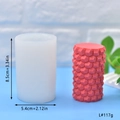 Dettaglio dello stampo cilindrico in silicone e finitura rosa con texture 3D - Colonna a griglia