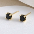 Classic 4-prong gold-plated stud earrings with round black cubic zirconia stones - Gold Black