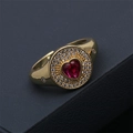 Vue macro d'une bague dorée avec pierre en cœur rouge rubis et double halo serti - Ouvert Réglable / Style Foret Encerclé Double Cercle Pierre Précieuse Forme Cœur Rouge (C267 Red DX)
