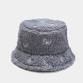 Detail eines grauen Teddy-Fleece-Fischerhuts mit zarter weißer Schmetterlingsstickerei - M (56-58cm) / Grau