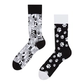 Detalle de calcetines desparejados con estampados de huellas de gato en blanco y negro - Talla única / Huellas de Pata de Gato