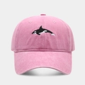 Detalle del bordado de orca en la tela rosa lavada de una gorra de béisbol retro - Ajustable / Rosa