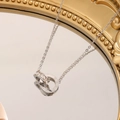 Silberne Halskette mit zwei ineinandergreifenden Ringen, Römischen Ziffern und Diamanten - Halskette / Stahlfarben