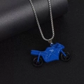 Dettaglio del ciondolo a forma di moto blu e argento su una lunga catena stile punk - Catena in acciaio da 70cm / Blu