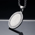 Vue macro du pendentif ovale Vierge Marie en argent avec strass sur fond noir élégant - Pendentif en pierre pavée à double rangée argenté (sans chaîne) / Argent