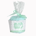Plüschige hellblaue Socken als Cupcake verpackt mit grünem Band in einer Geschenkbox - Einheitsgröße / Grün