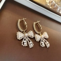 Pendientes de lazo dorados con perlas blancas y brillantes diamantes de imitación - Estilo De Lazo Con Perlas Doradas (Pin De Plata)