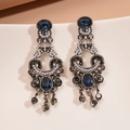 Dettaglio di orecchini vintage in argento con cristallo blu scuro, perle e nappe - Perno in argento-Blu