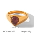 Nahaufnahme eines goldenen Edelstahlrings mit birnenförmigem lila Stein - Größe 6 / Amethyst Birne Stil (HC-R30641-PE) / Gold