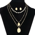 Set di collana di perle multistrato dorata e orecchini su busto di modello nero professionale - Stile Tondo Martellato Dorato (KS140936-KLX)