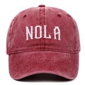 Vue avant d'une casquette en coton délavé bordeaux avec broderie NOLA blanche détaillée - Réglable / Bordeaux