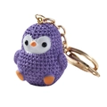 Niedlicher lila Pinguin-Schlüsselanhänger aus Harz mit Textur und Goldmetallring - Harz Anhänger mit Ring / Lila