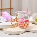 Süßer Acryl-Schlüsselanhänger in Bubble-Tea-Form mit rosa Perlen und goldenem Ring - Farbverlaufsseil + Bunte Perlen Milchteetasse / Rosa