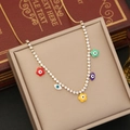Dettaglio della collana dorata con ciondoli colorati a forma di occhio e fiore su cofanetto - Stile Occhi di Fiori Colorati (1#)