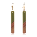 Dettaglio di orecchini rettangolari in resina verde e legno marrone con design patchwork - Splicing lungo / Verde oliva