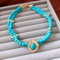 Dettaglio collana turchese a doppio strato con ciondolo a fiore dorato in scatola di velluto - Collana (Oro-Blu)