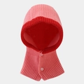 Detalle del pasamontañas de punto rosa con textura de canalé y botones blancos - Protector de cuello con capucha integrado / Rojo sandía con rosa