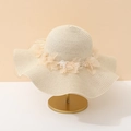 Détail d'un chapeau de paille beige avec fleurs en tulle et perles sur support en métal - Adulte 55-58cm / Beige à Fleurs