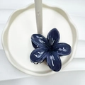 Pinza per capelli a fiore blu scuro con finitura lucida per acconciature eleganti - Stile Floreale Classico / 8cm / Blu Scuro