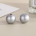 Makroaufnahme von 16mm runden silbernen Holzperlen mit strukturierter Oberfläche für DIY - Silber