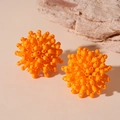 Vista detallada de los pendientes de esfera naranja con diseño de cuentas 3D - Fuegos Artificiales (16#)