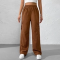 Detailansicht der braunen Cord-Cargohose mit seitlichen Pattentaschen und Gummizug - S / Karamell
