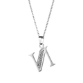 Dettaglio macro della collana argento con pendente lettera N incastonato di cristalli - Lettera N